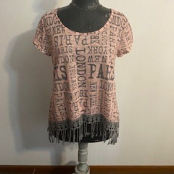 Almost Famous Peach/Gray Hi-Lo with fringe short-sleeve top, size XL - Picture 1 of 3